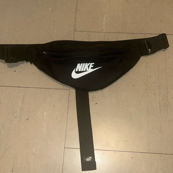 Nike pouch - Picture 1 of 3